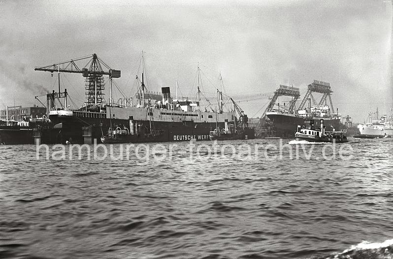 756_4_B_301 Blick ber die Elbe auf die Werftanlagen der DEUTSCHEN WERFT am Reiherstieg - auf den Portal der Kabelkrne steht der Schriftzug der 1918 auf Finkenwerder gegrndeten Hamburger Werft; 1927 wurde auch die Reiherstiegwerft auf Hamburg-Steinwerder bernommen. 