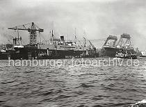 756_4_B_301 Blick über die Elbe auf die Werftanlagen der DEUTSCHEN WERFT am Reiherstieg - auf den Portal der Kabelkräne steht der Schriftzug der 1918 auf Finkenwerder gegründeten Hamburger Werft; 1927 wurde auch die Reiherstiegwerft auf Hamburg-Steinwerder übernommen. 