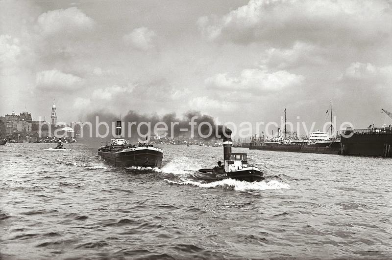 Alte Schiffsfotos aus Hamburg Schlepper + Binnenschiff auf der Elbe ca.1932.  756_B_277 Aus dem Schornstein des Hafenschleppers SPREEHAFEN steigt dichter Qualm - das Arbeitsschiff schleppt das Binnenschiff SEYDLITZ  ber die Elbe. Im Hintergrund das Hamburger Panorama mit dem Turm des Michels, dem Kuppelgebude des Elbtunnel, dem Seemannsheim und der Seewarte auf dem Stintfang.