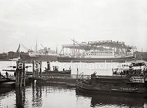 764_764a Blick von den Pontons der St. Pauli Landungsbrcken zum Werftgelnde der Schiffswerft BLOHM & VOSS. Der auf der Hamburger Traditionswerft gebaute 193,2m  lange und 22,6m Schnelldampfer POTSDAM ist fertig gestellt und liegt zur bergabe bereit; daneben die eingedockte MILWAUKEE. Im Vordergrund liegt ein Arbeitschiff und die  Barkasse der Hafenunterhaltung 3 am Anleger.