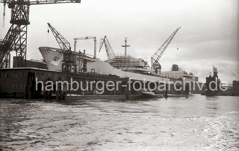 Alte Hamburg Bilder als Geschenk zum Geburtstag auf Fotoleinwand - Schiffsneubau, Tanker TINA ONASSIS - HOWALDSWERKE HAMBURG AG; 1953 768_3 Die TINA ONASSIS luft 1953 auf der Werft HOWALDSWERKE HAMBURG AG vom Stapel - das 236,40m lange und 29,10m breite Turbinentankschiff hat eine Tragfhigkeit von 49 722 t. Nach dem Stapellauf liegt der Tanker, der zur Flotte des griechischen Reeders Onassis gehrt am Ausrstungskai der Schiffswerft. Im Vordergrund der Anleger fr Barkassen und Hafenfhren.