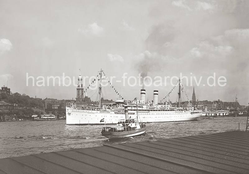 Alte Hamburger Hafenfotos als Geschenk zum Geburtstag auf Fotoleinwand - Dampfer OCEANA luft aus dem Hamburger Hafen aus; ca. 1936. 770_761a Das 1913 auf der Bremer Vulkanwerft fr die Norddeutsche Lloyd gebaute Passagierschiff hat eine Lnge ber alles von 139m und eine Breite von 17m. Auf dem Zwischendeck gibt es fr ca. 1200 Auswanderer Platz, whrend die I. und II. Klassekabinen fr ca. 190 Passagiere vorsieht. Ab 1934 fhrt die OCEANA als Kreuzfahrtschiff der HAPAG KdF-Fahrten fr die Deutsche Arbeitsfront durch.