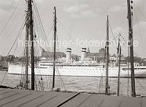 771_762 Der KdF-Passagierdampfer OCEANA luft aus dem Hamburger Hafen aus - das Kreuzfahrtschiff befindet sich Hhe St. Pauli Landungsbrcken. Hinter den Schiffsaufbauten des 1923 erbauten Dampfers ist lks. der Schumacher-Bau des Hamburger Tropeninstituts zu erkennen. In der Mitte das 1905 von den Architekten Hans Zimmermann und AlbertErbe entworfene Gebude der Navigationsschule, rechts davon Wiezels Hotel.