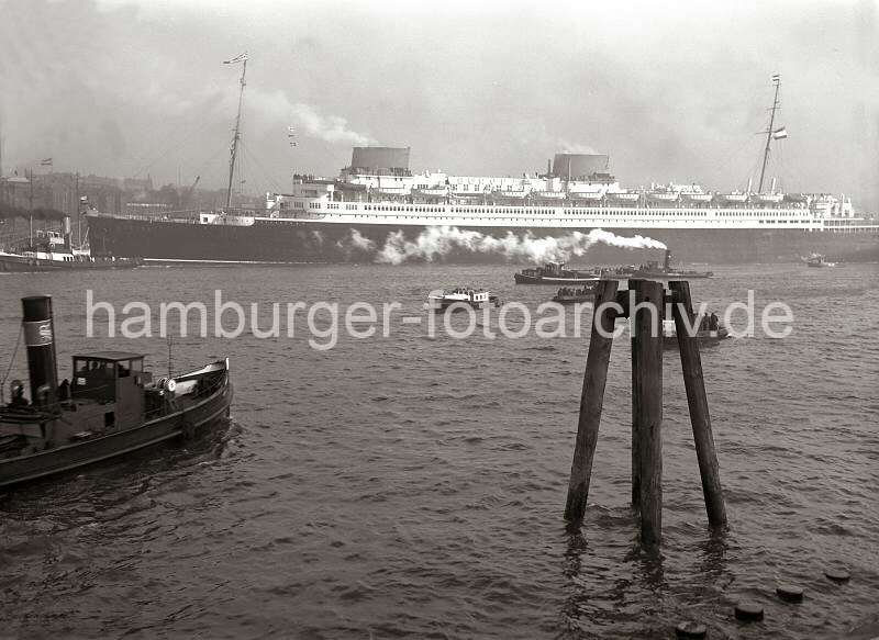 Historisches Bilddokument - Luxus-Passagierschiff EUROPA. Alte Hamburg Bilder als Weihnachtsgeschenk, auf Fotoleinwand oder Fotopapier. 777_197 Der Passagierdampfer EUROPA wird von den Schleppern in das Fahrwasser der Elbe gezogen, damit das Schiff seine Fahrt in seinen Heimathafen Bremen antreten kann. Von dort soll die Jungfernfahrt ber den Atlantik nach New York starten. Barkassen und andere Kleinschiffe begleiten den Luxusdampfer beim Auslaufen aus dem Hamburger Hafen.