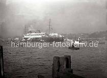 779_198 Das Passagierschiff EUROPA auf der Elbe vor Altona - der 282m lange Dampfer hat eine Maschinenleistung von 130 000 PS und eine Hchstgeschwindigkeit von 27 Knoten. Mehr als 2000 Passagiere knnen auf dem Luxusliner den Nordatlantik berqueren.