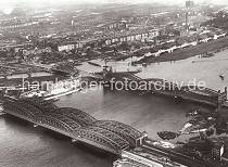 782_100 Blick ber die zwischen 1868 und 1917/26 erbauten Norderelbbrcken nach Hamburg-Rothenburgsort. Rechts die Entenwerder-Zollstation und der Wasserturm der Hamburger Wasserwerke - dahinter die dichte Wohnbebauung des Hamburger Stadtteils; links die Einfahrt zum Billehafen und Oberhafenkanal.