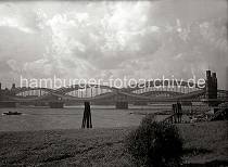 783_142_B Die Straenelbbrcke mit dem eindrucksvollen Portal wurde 1899 fertig gestellt. Im Vordergrund die Einfahrt zum Entenwerder Zollhafen / Haken und dem Kanal zum Billehafen und Oberhafen. 