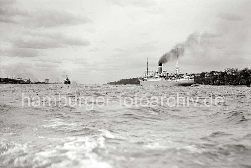 Historische Hamburg-Motive Archiv der HHLA Schiffe auf der Elbe vor Hamburg-Oevelgnne -  Hamburger Fotos als Dekoration fuers Buero auf Fotoleinwand oder Fotopapier.  788_374 Schiffsverkehr auf der Elbe vor Hamburg Oevelgnne - zwei Frachtschiffe begegnen sich vor Hamburg. Rechts die Wohnhuser am Elbhang von velgnne, lks. im Hintergrund die Werftanlagen der DEUTSCHEN WERFT auf Hamburg Finkenwerder.