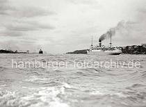 788_374 Schiffsverkehr auf der Elbe vor Hamburg Oevelgnne - zwei Frachtschiffe begegnen sich vor Hamburg. Rechts die Wohnhuser am Elbhang von velgnne, lks. im Hintergrund die Werftanlagen der DEUTSCHEN WERFT auf Hamburg Finkenwerder.