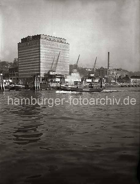 Historische Bilder aus dem Archiv der HHLA - Khlhaus Neumhlen / Krne auf der Kaianlage; ca. 1937. Historisches Hamburg: Fotodrucke auf Leinwand + Foto-Poster als Hamburg-Geschenk. 793_168 Das UNION KHLHAUS in Hamburg-Neumhlen; vor dem 1926 errichteten Gebude stehen Krne am Kai.  Eine Barkasse der Hafenpolizei fhrt entlang der Duckdalben, die im Strom stehen.