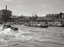 796_B_219 Blick auf die 1895/96 gebaute Fischauktionshalle von Altona. Segelschiffe liegen am Ponton und der Kaianlage; ein Schlepper fhrt in voller Fahrt elbabwrts, Qualm steigt aus seinem hohen Schornstein. Lks. das Betriebsgebude der Weizenmhle H. W. Lange u. Co. KG.