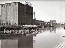 831_B_263a Fabrikationsanlage und Lagergebude der 1896 gegrndeten Leinl und Firniswerke HOBUM ( Harburger Oelwerke Brinkman & Mergell) am Harburger Ziegelwiesenkanal. Im Hintergrund die Holzhafenklappbrcke; diese schienenfhrende Klappbrcke verbindet die Konsul-Ritter-Strae mit dem Lotsekai und wurde 1930 gebaut und ersetzt eine gasgetriebene Drehbrcke. 