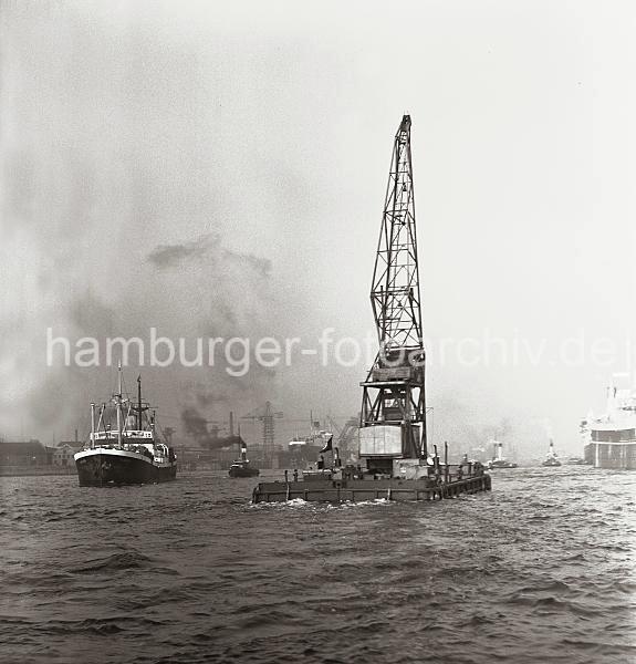 Historische Hafenbilder - Schwimmkran auf der Elbe; ca. 1938 - Alte Bilder als Geschenk zum Geburtstag, Jubilaeum + Weihnachten. 834_B_301 Ein Schwimmkran kommt von seinem Liegeplatz und fhrt mit eigenem Antrieb zu seinem Arbeitsplatz im Hamburger Hafen.