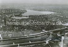     historische Luftaufnahme der Speicherstadt, Sandtorhafen u. Brooktorkai; Hamburger Innenstadt 