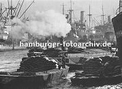 01147701 Hamburg Panorama - Blick ber den Binnenhafen zur Hamburger Innenstadt mit den Kirchtrmen der Hauptkirchen St. Petri, St. Nikolai, St. Jacobi und St. Katharinen - ganz rechts in der Bildmitte der Schornstein der Hamburger Gasanstalt auf dem Grasbrook. Auf der rechten Bildhlfte ist die historische Bebauung des zuknftigen Areals der Speicherstadt zu erkennen; im Vordergrund die Strassen am Kehrwieder; dahinter die Lagerschuppen am Sandtorhafen. 