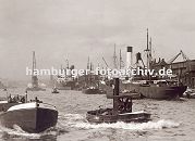 0953982 Blick über den Hansahafen zur Elbe; im Hintergrund ist der Zeitball-Turm vom Kaiserspeicher ( Kaispeicher A ) zu erkennen. Rechts liegen Frachter am O´swaldkai, ein Schwimmkran fährt Richtung Elbe.