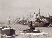 01147701 Hamburg Panorama - Blick ber den Binnenhafen zur Hamburger Innenstadt mit den Kirchtrmen der Hauptkirchen St. Petri, St. Nikolai, St. Jacobi und St. Katharinen - ganz rechts in der Bildmitte der Schornstein der Hamburger Gasanstalt auf dem Grasbrook. Auf der rechten Bildhlfte ist die historische Bebauung des zuknftigen Areals der Speicherstadt zu erkennen; im Vordergrund die Strassen am Kehrwieder; dahinter die Lagerschuppen am Sandtorhafen. 