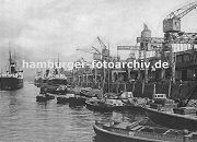 01147701 Hamburg Panorama - Blick ber den Binnenhafen zur Hamburger Innenstadt mit den Kirchtrmen der Hauptkirchen St. Petri, St. Nikolai, St. Jacobi und St. Katharinen - ganz rechts in der Bildmitte der Schornstein der Hamburger Gasanstalt auf dem Grasbrook. Auf der rechten Bildhlfte ist die historische Bebauung des zuknftigen Areals der Speicherstadt zu erkennen; im Vordergrund die Strassen am Kehrwieder; dahinter die Lagerschuppen am Sandtorhafen. 