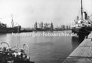 0954010 Blick vom Burchardkai in den Waltershofer Hafen - in der Mitte des Hafenbeckens werden Getreide-Frachter ber schwimmende Getreideheber entladen. Im Hintergrund die Kaianlagen vom Predhlkai.