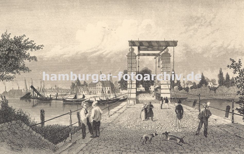 0954012 historische Radierung von Harburg - Blick von der Schlossinsel ber die Zugbrcke zum Harburger Hafen, ca. 1840. Zwei Hunde spielen auf der Strasse die mit Pflastersteinen gepflastert ist - Brger flanieren oder stehen Pfeife rauchend im Gesprch vertieft. Im Hintergrund Schiffe, die im Hafen Harburgs am Ufer liegen - ganz links qualmen hohe Schornsteine. 