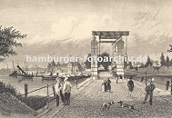  0954012 historische Radierung von Harburg - Blick von der Schlossinsel ber die Zugbrcke zum Harburger Hafen, ca. 1840. Zwei Hunde spielen auf der Strasse die mit Pflastersteinen gepflastert ist - Brger flanieren oder stehen Pfeife rauchend im Gesprch vertieft. Im Hintergrund Schiffe, die im Hafen Harburgs am Ufer liegen - ganz links qualmen hohe Schornsteine. 