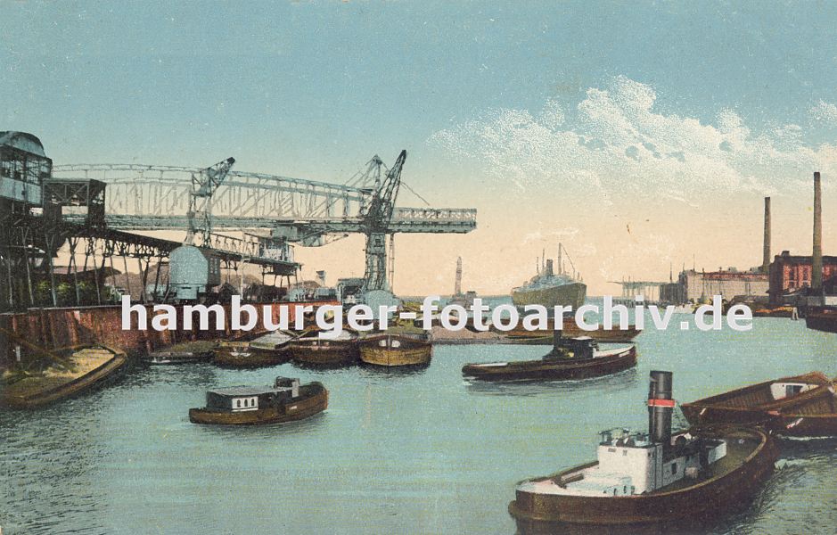 k_0954013 historisches Motiv vom Neuen Hafen Harburg; Schuten und Schiffe liegen am Kai, eine Krananlage ragt in das Hafenbecken hinein. Krne stehen auf dem Kai und beladen die Schiffe / Schuten. Im Hintergrund luft ein Seeschiff ein. Schornsteine und Fabrikgebude am Hafenrand - Barkassen fahren durch das Hafenbecken, ein Schlepper mit Schornstein zieht zwei leere Leichter.