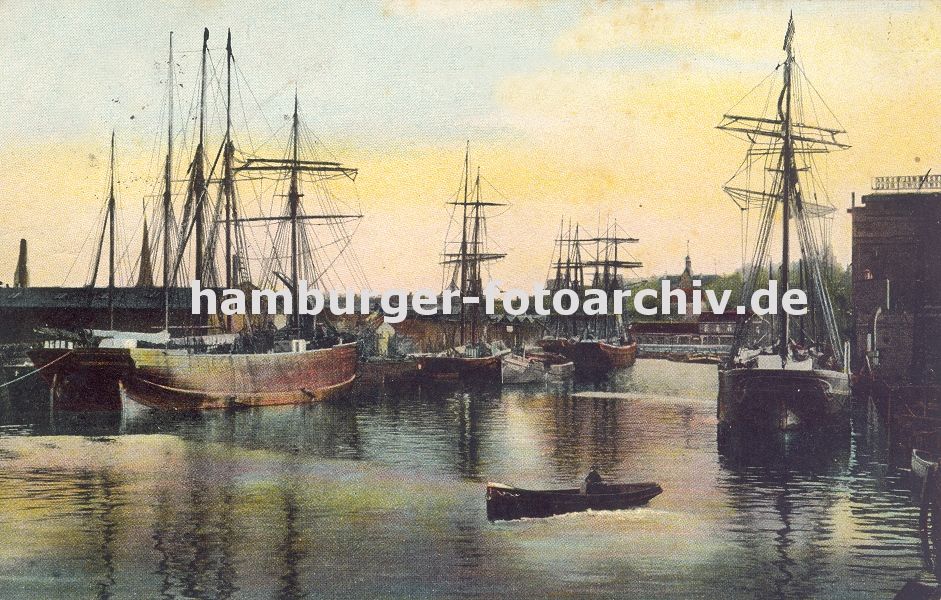 k_0954013 foto vom historischen harburger hafen  - Segelschiffe mit hohen Masten und Takelage liegen im alten Harburger Hafen - rechts ein Siloa am Kai. Eine Barkasse fhrt mit einem Steuermann durch das Hafenbecken von Harburg. 