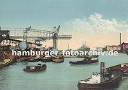 k_0954013 historisches Motiv vom Neuen Hafen Harburg; Schuten und Schiffe liegen am Kai, eine Krananlage ragt in das Hafenbecken hinein. Krne stehen auf dem Kai und beladen die Schiffe / Schuten. Im Hintergrund luft ein Seeschiff ein. Schornsteine und Fabrikgebude am Hafenrand - Barkassen fahren durch das Hafenbecken, ein Schlepper mit Schornstein zieht zwei leere Leichter. 