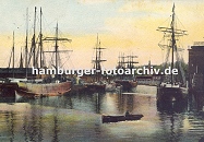 k_0954013 Segelschiffe mit hohen Masten und Takelage liegen im alten Harburger Hafen - rechts ein Silo am Kai. Eine Barkasse fährt mit einem Steuermann durch das Hafenbecken von Harburg. 