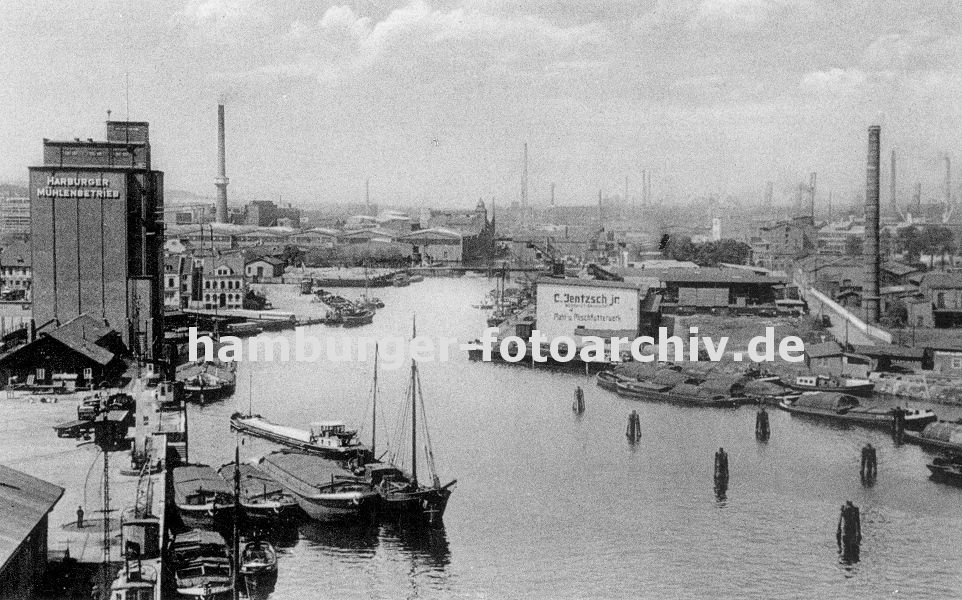 k_0954015 Luftaufnahme vom Harburger Hafen - Schuten und Lastkhne liegen an den Kaimauer, links das hohe Getreidesilo der Harburger Mhlenbetriebe. Im Hintergrund die Schornsteine von Harburger Fabriken. In der Bildmitte ist die KLappbrcke zu erkennen, die zur Harburger Schlossinsel fhrt.