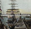 k_119688 Erffnung des Kuhwrder Hafens ca. 1906 - Gste stehen an den Kaianlagen ind beobachten ein Segelschiff, das gerade angelegt hat und die Segel refft.