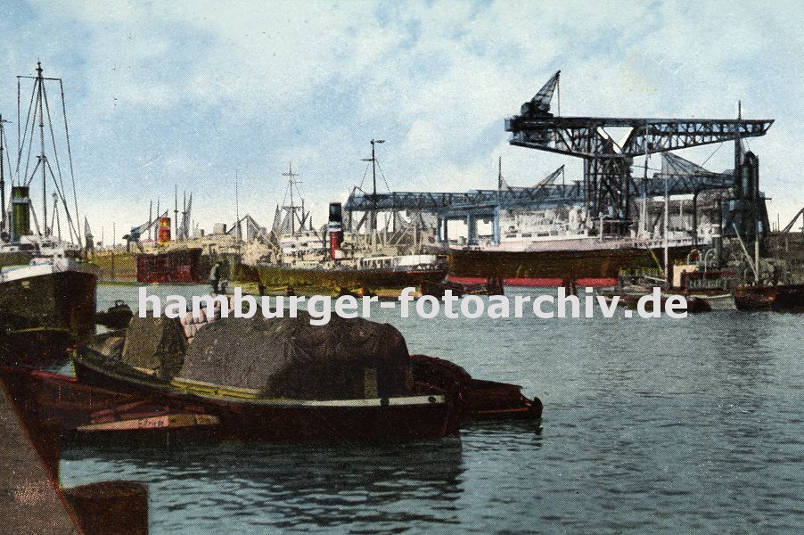 k_119689 Blick ber den Kuhwrder Hafen - eine Schute lieg hoch beladen am Hafenkai - auf der gegenber liegende Seite werden mit einer weit ausladenden Krananlage Frachtschiffe gelscht. 