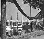 0954028 Blick in den Fischereihafen von Hamburg Finkenwerder - dicht an dicht liegen die Fischkutter im Hafenbecken. Fischnetze sind zum Trocknen aufgehängt.