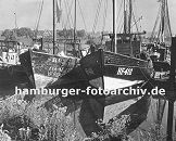 0954030 Fischerboote liegen im Finkenwerder Hafen - das Kennzeichen am Bug des rechten Fischereibootes "HF" zeigt die Herkunft des Schiffs aus Hamburg Finkenwerder. 