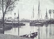 0954031 historisches Motiv vom Finkenwerder Fischereihafen - Fischerboote liegen vor Anker, ein Bootssteg führt ins Wasser. Im Hintergrund der Finkenwerder Wasserturm und Werftgebäude. 