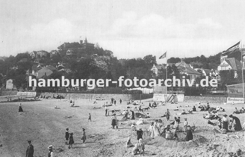 032_09540364 Blankeneser Strandszene um 1890; Kinder spielen im Sand, Mtter mit ihren Kindern sind dabei eine Sandburg zu bauen. Am Elbufer Strandlokale wie der Elb-Pavillon, Flaggen wehen im Wind. Im Hintergrund der Sllberg mit den Husern des Elbdorfes an seinem Hang.