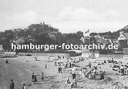 01147701 Hamburg Panorama - Blick ber den Binnenhafen zur Hamburger Innenstadt mit den Kirchtrmen der Hauptkirchen St. Petri, St. Nikolai, St. Jacobi und St. Katharinen - ganz rechts in der Bildmitte der Schornstein der Hamburger Gasanstalt auf dem Grasbrook. Auf der rechten Bildhlfte ist die historische Bebauung des zuknftigen Areals der Speicherstadt zu erkennen; im Vordergrund die Strassen am Kehrwieder; dahinter die Lagerschuppen am Sandtorhafen. 