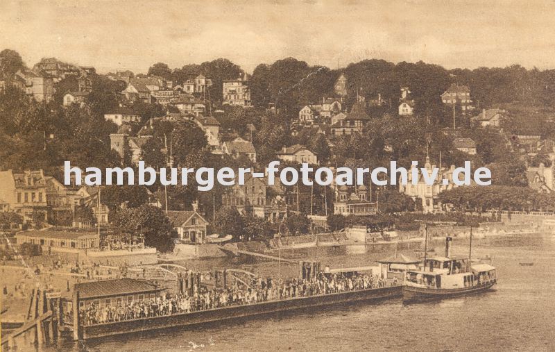 09540362 historisches Bild von Hamburg Blankenese; Blick auf die Landungsbrcken. Dicht gedrngt stehen die Ausflgler und Touristen auf dem Anleger und warten auf das Fhrboot, das gerade anlegt.