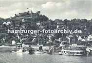 01147701 Hamburg Panorama - Blick ber den Binnenhafen zur Hamburger Innenstadt mit den Kirchtrmen der Hauptkirchen St. Petri, St. Nikolai, St. Jacobi und St. Katharinen - ganz rechts in der Bildmitte der Schornstein der Hamburger Gasanstalt auf dem Grasbrook. Auf der rechten Bildhlfte ist die historische Bebauung des zuknftigen Areals der Speicherstadt zu erkennen; im Vordergrund die Strassen am Kehrwieder; dahinter die Lagerschuppen am Sandtorhafen. 