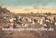 09540367 historisches Foto einer Strandszene an der Elbe bei Altona, Oevelgoenne / Neumühlen. Die Kinder sitzen in ihren Kleidern im Sand, ein Hund sieht dem Treiben zu. Frauen / Mütter mit Sonnenhüten und Kleidern und Männer mit Strohhüten oder Mützen sitzen im Anzug am Elbufer.