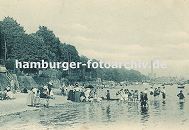 09540369 historisches Motiv vom Strand an der Elbe bei Oevelgoenne / Altona ca. 1890. Kinder spielen im Wasser, sie stehen bis zu den Knien in der Elbe - die Eltern liegen im Sand am Elbufer. Im Hintergrund Fabrikanlagen und Schornstein von Neumhlen.