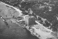 0954042 Bilder von frher - Fotos vom alten Hamburg Altona - Luftaufnahme vom Khlhaus und Hamburg Neumhlen und dem Altonaer Hafen - ein Zug der Hafenbahn mit Gterwaggons steht auf den Gleisen vor dem Khlgebude; mehrere kleine und grosse Krane stehen auf der Kaianlage, sie haben Schiffe entladen und die Fracht auf die davor stehenden Eisenbahnwagen geladen.