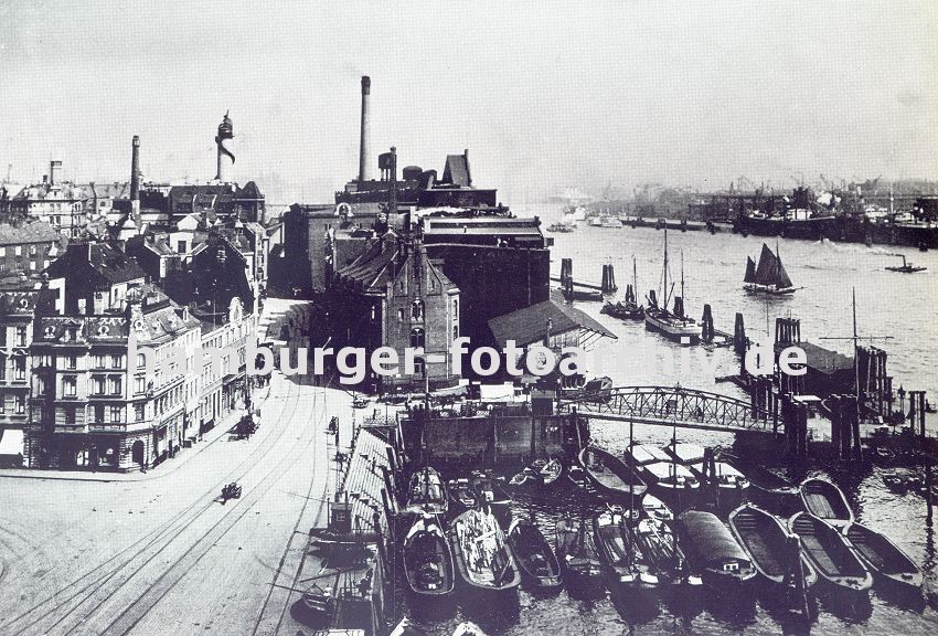 0954043 historische Fotografie von Hamburg Altona -  Blick in die Grosse Elbstrasse von Hamburg Altona - lks. Wohnblocks und in der Bildmitte die Speichergebude. Im Vordergrund liegen Schuten im Holzhafen, die teilw. mit Brettern beladen sind. Dahinter fhrt eine Wassertreppe, die sich den Gezeiten anpassen kann zum Schiffsanleger - re. im Hintergrund auf der anderen Seite der Elbe Werftanlagen. 