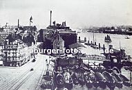 0954043 Fotoerinnerungen an das alte Hamburg - Altona :: Blick in die Grosse Elbstrasse von Hamburg Altona - lks. Wohnblocks und in der Bildmitte die Speichergebude. Im Vordergrund liegen Schuten im Holzhafen, die teilw. mit Brettern beladen sind. Dahinter fhrt eine Wassertreppe, die sich den Gezeiten anpassen kann zum Schiffsanleger - re. im Hintergrund auf der anderen Seite der Elbe Werftanlagen