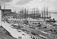 0954044 Hamburgfotos / Hamburgbilder / Fotograien von Hamburg Altona :: Bauarbeiten am Altonaer Hafenkai ca. 1905; Baumaterialien wie Bretter, Holzstmme und Sand liegen am Elbufer. Dazwischen verlaufen die Schienen der Hafenbahn, im hinteren Bereich stehen Gterwaggons. Mehrere Frachtsegler liegen mit ihren hohen Masten an dem Schiffsanleger. 