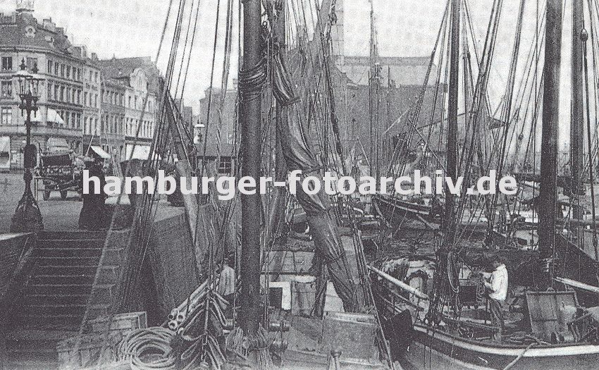 0954051 Fischkutter liegen dicht aneinander am Kai im Hafen von Altona - die Schiffsmasten sind mit Tampen belegt, die Segel gerefft. Die Fischer bereiten ihre Boote fr das Auslaufen vor. Links Wohngebude an der Grossen Elbstrasse; eine Treppe fhrt zum Anleger hinab, die von einer Gaslaterne beleuchtet wird. Im Hintergrund sind schemenhaft die Speichergebude der Altonaer Hafens zu erkennen.