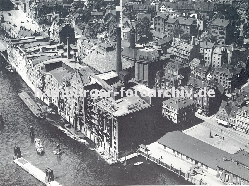 0954054 Luftbild vom Hafen Hamburg Altona - re. ein Ausschnitt der Altonaer Fischauktionshalle und am Elbufer die Speicherhuser und Lagergebude; Schuten und Binnenschiffe liegen dort vor Anker, um ihre Ladung zu lschen. 