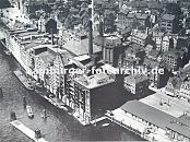 0954054 Luftbild vom Hafen Hamburg Altona - re. ein Ausschnitt der Altonaer Fischauktionshalle und am Elbufer die Speicherhäuser und Lagergebäude; Schuten und Binnenschiffe liegen dort vor Anker, um ihre Ladung zu löschen.