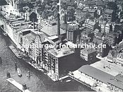 01147701 Hamburg Panorama - Blick ber den Binnenhafen zur Hamburger Innenstadt mit den Kirchtrmen der Hauptkirchen St. Petri, St. Nikolai, St. Jacobi und St. Katharinen - ganz rechts in der Bildmitte der Schornstein der Hamburger Gasanstalt auf dem Grasbrook. Auf der rechten Bildhlfte ist die historische Bebauung des zuknftigen Areals der Speicherstadt zu erkennen; im Vordergrund die Strassen am Kehrwieder; dahinter die Lagerschuppen am Sandtorhafen. 