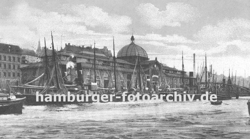 0954056 Bilder / Fotos von Altona Fischereihafen _ Blick auf die Altonaer Fischauktionshalle von der Elbseite ca. 1905; Fischerboote liegen am Anleger vor der grossen Fischhalle mit der Glaskuppel. Eine Wassertreppe mit eisernem Rundbogen fhrt zum Anlegeponton. Im Hintergrund lks. ist der Kirchturm der St. Paul Kirche von Hamburg St. Pauli zu erkennen. 